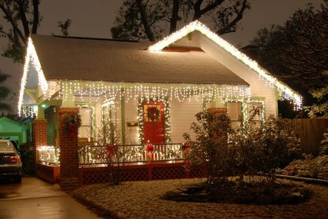 Decorating a small home for Christmas may seem like a challenge if you are used to lots of space, but there are so many creative ways to be just as festive! Christmas Lighting Ideas, Christmas Lights Outside, Christmas Light Installation, Hanging Christmas Lights, Best Christmas Lights, Christmas House Lights, Christmas Lighting, Led Christmas Lights, Outdoor Christmas Lights