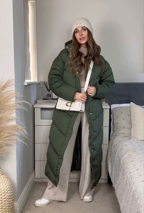 Long Green Puffer Jacket Outfit, Green Parka Outfit Winter, Green Puffer Coat Outfit, Olive Green Puffer Jacket Outfit, Green Puffer Jacket Outfit, Long Puffer Jacket Outfit, Green Parka Outfit, Parka Outfit Winter, Long Puffy Coat