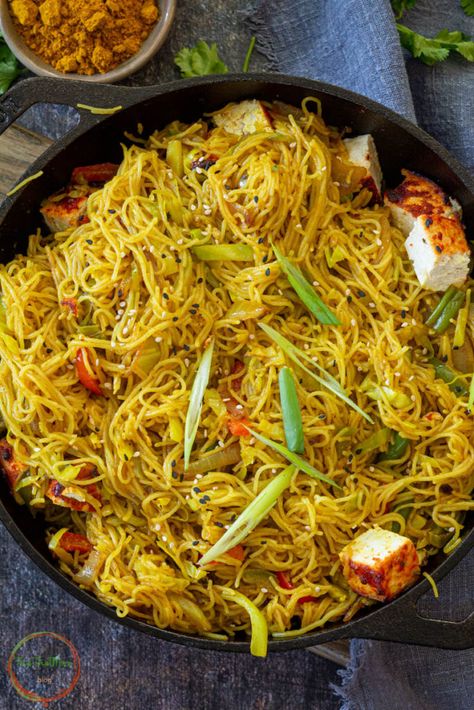 Singapore Noodles - Street Style | This That More | Vegetarian Homemade Singapore Noodles, Singapore Street Noodles, Street Noodles, Recipes Noodles, Singapore Street, Homemade Curry Powder, Cooking Noodles, Singapore Noodles, Chinese Buffet