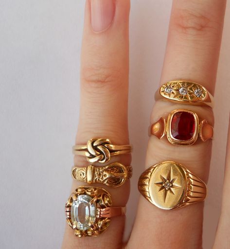 Italian Ring Design, Gold Rings Aesthetic Vintage, Antique Ring Stack, Vintage Gold Rings Antiques, 70s Rings, Italian Rings, Vintage Rings Gold, 70s Overalls, Gold Rings Aesthetic