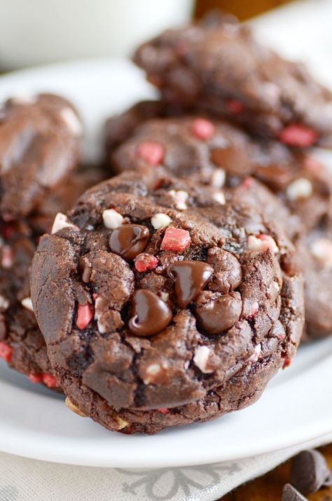 Candy Cane Brownie Cookies Peppermint Mocha Cookies, Hot Chocolate Brownies, Mocha Cookies, Chocolate Peppermint Cookies, Chocolate Brownie Cookies, Cookie Brownie Recipe, Sweet Bites, Cookies Bars, Peppermint Hot Chocolate