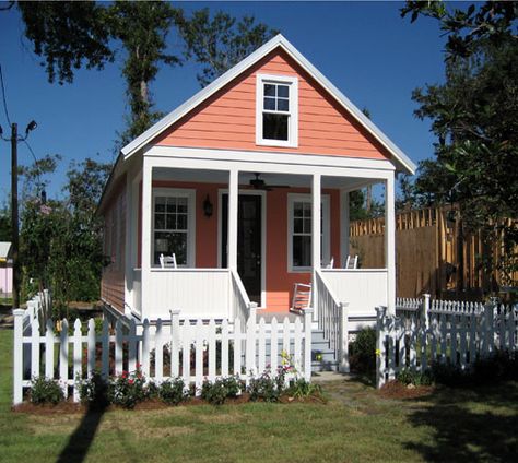 Closest i can find to the brick color on my house (yuck peach colored brick) - suppose blk doesnt look so bad for front door Katrina Cottage, Small House Pictures, Design Casa Piccola, Cute Small Houses, Buy A Tiny House, Wohne Im Tiny House, A Small House, Tiny Cottage, White Picket Fence