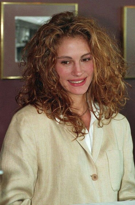 Julia Roberts Hair Curly, Julia Roberts Curly Hair, Julia Roberts Hair, Julia Roberts Style, Julia Roberts, Grunge Hair, Long Curly Hair, Long Curly, Jennifer Lawrence