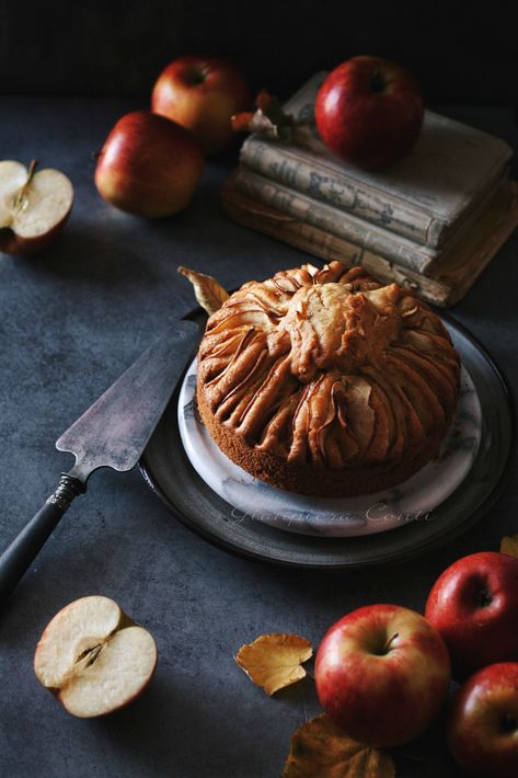 Apple time. Fall has definitely entered in my kitchen. We've inaugurated the season with a classic apple cake that reminds me of my childhood. Bakery Photos, Food Styling Photography, Apple Pastry, Photography Food Styling, Photography Storytelling, Styling Photography, Cake Photography, Sweet Food, Food Photography Styling