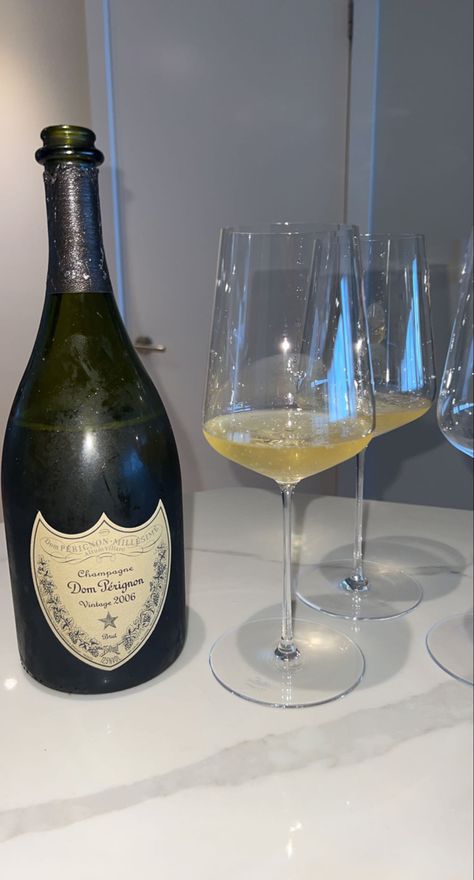 Don Perignon, Friends Party Night, Champagne Drinks, Spirit Drink, Champagne Gift, Drink Alcohol, Expensive Wine, Alcohol Aesthetic, Fancy Drinks