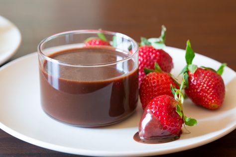 Easy 2 ingredient chocolate fondue recipe that is ready in a matter of minutes. This chocolate fondue is dangerous... a little too easy to make if you ask me. Nutella Fondue, Easy Chocolate Fondue Recipe, Easy Fondue Recipes, Chocolate Dip Recipe, Chocolate Fondue Fountain, Chocolate Fondue Recipe, Gourmet Hot Chocolate, Fondue Recipe, Dinner Party Desserts