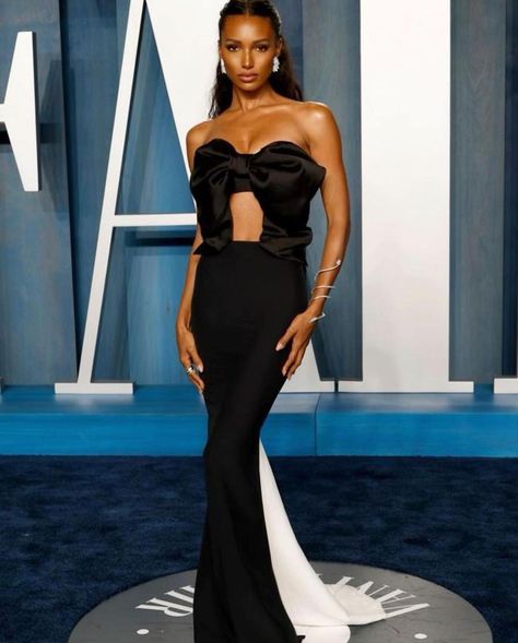 Formula 1 Mercedes, Celeb Red Carpet, Paris Culture, Jasmine Tookes, Red Carpet Event, Keep It Classy, The Oscars, Black Women Fashion, Travel Fashion