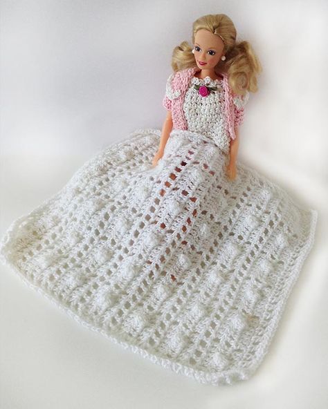 FP-258-baby-dall-blanket-2-optw Crochet Doll Blanket Free Pattern Easy, Crochet Barbie Blanket Patterns Free, Crochet Barbie Blanket, Crochet Doll Blanket Free Pattern, Free Barbie Crochet Patterns, Crochet Doll Blanket, Frog Clothes, Doll Blankets, Toy Barbie