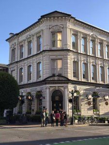 Bard and Banker, a scottish pub in Victoria. Located in an old bank building. Old Bank Building, Scottish Pub, Corner Building, Sims Inspiration, Bank Building, Banks Building, Neoclassical Architecture, Baroque Design, Drifting Cars