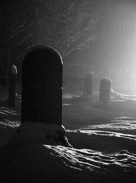 Old graveyard Winter Graveyard, Snowy Evening, Cemetery Headstones, Spooky Places, Old Cemeteries, Cemetery Art, Grave Markers, Hauntingly Beautiful, Resting Place