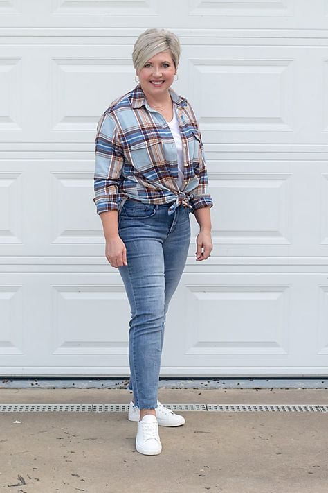 flannel shirt outfit How To Style Flannel Shirt, How To Style A Flannel Shirt, Flannel Shirt Outfit Women, How To Wear A Flannel Shirt, Ways To Wear A Flannel, Fall Outfits For Women Over 50, Flannel Shirt Outfit, Outfits For Women Over 50, Classic Outfits For Women