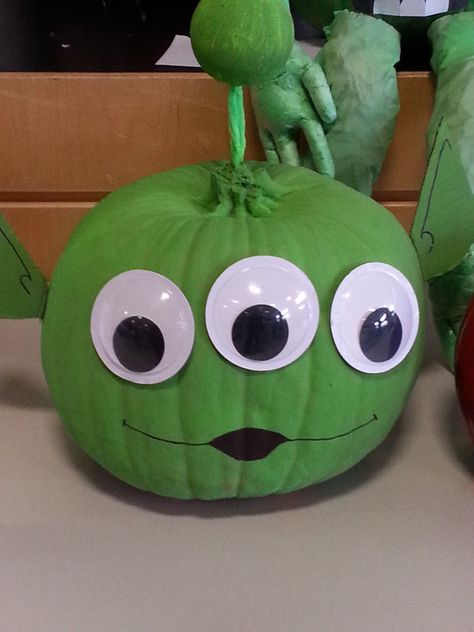 Pre K Pumpkin Decorating, Pumpkin Contest Decorating Ideas, Painted Pumpkins Animals, Simple Painted Pumpkins Ideas, Pumpkins Craving, Alien Pumpkin Painting, Pumpkin In Disguise, Non Carved Decorated Pumpkins, Easy Painted Pumpkin Ideas