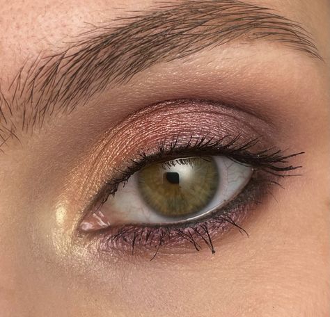 Brown Eyes With Green Eyeshadow, Eye Shadow Green Eyes Natural, Brown Eye Green Eyeshadow, Brown Eyes Green Eyeshadow, Eye Makeup Green Eyes, Minimalist Green Eye Makeup, Makeup Green Eyes, Eye Makeup Techniques, Make Up Inspo