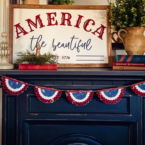 Who doesn't love bunting?! They're classic Americana. Patriotic Mantle Decor, Patriotic Mantle, Vintage Americana Decor, Americana Bedroom, Farmhouse Patriotic Decor, Patriotic Decorations Diy, Patriotic Home Decor, Patriotic Bunting, Patriotic Banner