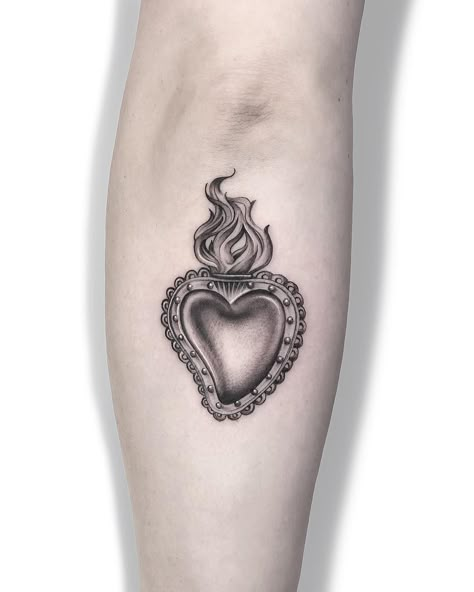 Sacred Heart Tattoo Women, Sacred Heart Tattoo Stencil, Traditional Sacred Heart Tattoo, Sacred Heart Drawing, Sacred Heart Tattoo Design, Sacred Heart Tattoo, Heart Tattoos With Names, Sacred Heart Tattoos, Boho Tattoos