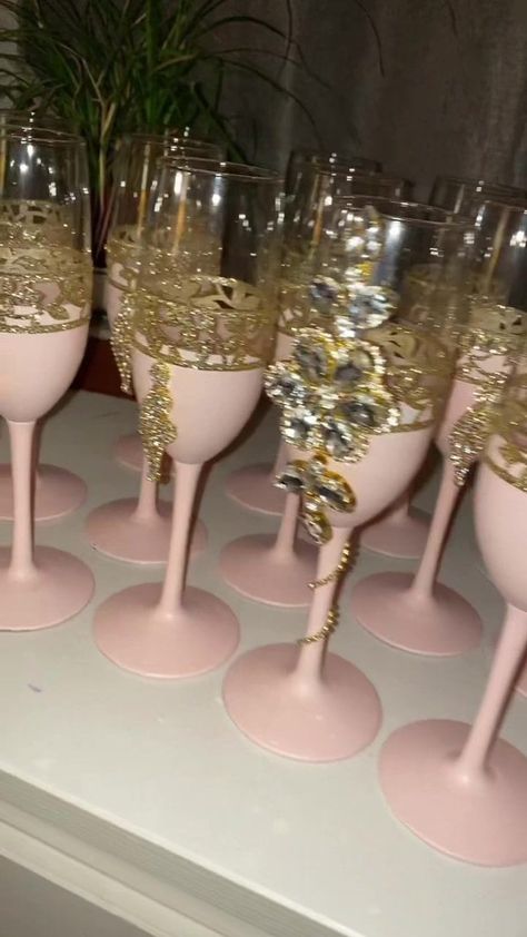 Glass decor ideas Brindis Cups Quince, Quince Brindis Cups, Quinceanera Drinks, Quince Copas Ideas, Quince Brindis Set, Quinceanera Glasses, Aurora Themed Quinceanera, Quince Cups, Quince Decorations Pink