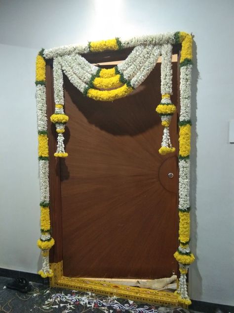 House Opening Decoration With Flowers, Door Flower Decoration, Doors Decoration, Flower Toran, Hyderabad Wedding, Godh Bharai, Toran Design, Leaf Decor Wedding, Hindu Wedding Decorations