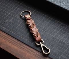 Bleed Knot Leather Keychain Scrap Leather Projects, Braided Leather Keychain, Leather Knots, Leather Keychain Diy, Project Summary, Bus Ideas, Paracord Keychain, Leather Art, Bag Patterns To Sew