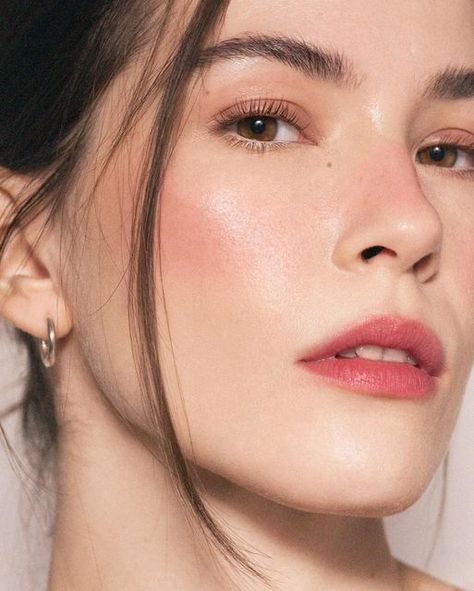 Make Up Look Wedding Natural, Cute Minimal Makeup, Cool Skin Makeup, Charlotte Tilbury Makeup Look Wedding, Natural Romantic Makeup, Pale Brunette Makeup, Soft Blush Makeup, English Rose Makeup, Blushed Makeup