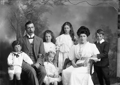 40 Lovely Studio Portrait Photos of Families During Edwardian Era ~ Vintage Everyday Portraits Photography, Portrait Photos, Studio Portrait, Photo S, Edwardian Era, Studio Portraits, Family Portrait, Portrait Photo, Vintage Photography