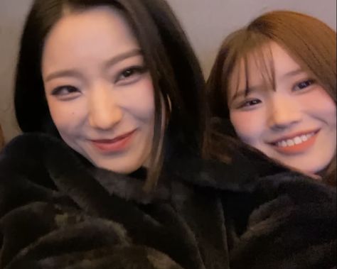 Saerom And Hayoung Fromis, Hayoung And Saerom, Pledis Entertainment, Looking Back, Singers, Girl Group, I Am Awesome, Ships, Quick Saves