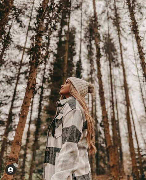 Outdoor Fashion Photography Women, Pine Tree Photoshoot, Woods Photoshoot Ideas, Trail Photoshoot, Forest Poses, Photoshoot Ideas Autumn, Mountain Photoshoot Ideas, Hiking Photoshoot, Winter Senior Pictures