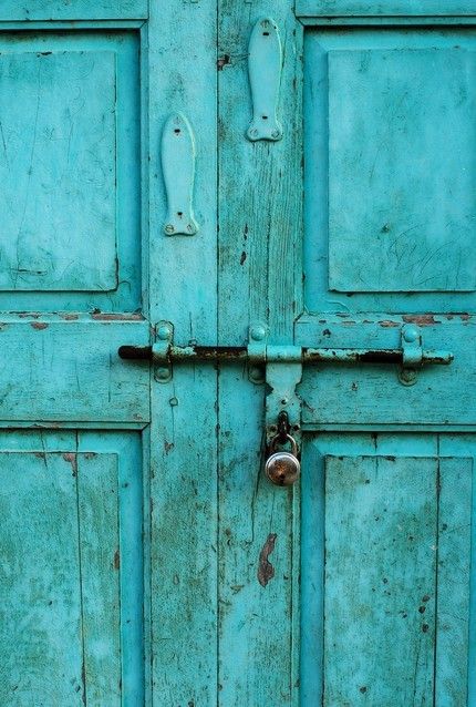 Yesterday I was drawn to a photo of an old door on Pinterest. Pottery Barn was posting emerald green items after Pantone announced that was their color of the year. I love old doors , always have, … Turquoise Aesthetic, Turquoise Door, Door Detail, Shades Of Turquoise, 背景 シンプル, Old Door, Blue Door, Old Doors, Aqua Turquoise