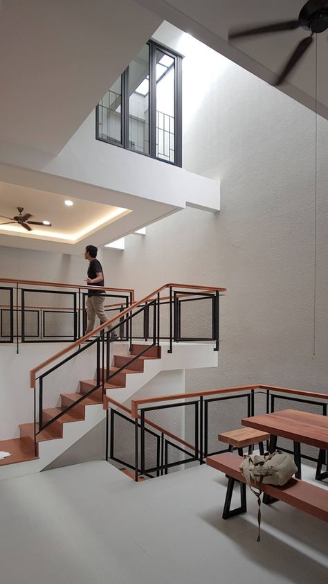 Modern Luxury Stairs, Railing Design Stairs, Traditional Stairs, Stairs Railing Design, Uk Furniture, Luxury Stairs, Railing Tangga, Stairs Railing, Stair Railing Design