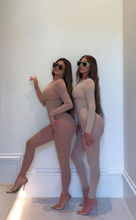 SKIMS Sisters from Kylie Jenner & Stassie Karanikolaou's BFF Pics on E! Online Kylie And Stassie Matching Outfits, Kylie Jenner And Stassie, Stassie Karanikolaou, Kylie Jenner Hair Color, Instagram Kylie Jenner, Duo Dress, Bff Pics, Jenner Girls, Kylie Baby