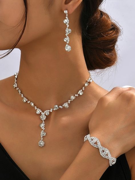 Wedding Necklaces For Bride Silver, Silver Prom Necklaces, Wedding Necklaces For Bride Simple, Western Wedding Necklace, Old Money Wedding Jewelry, Prom Jewlrey Looks Gold, Prom Jewelry Ideas Silver, Silver Formal Jewelry, Formal Jewelry Ideas