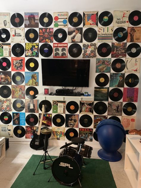 Recycling old records Disk Room Decor, Vinyl Record Room Decor, Record On Wall, Record Room Decor, Records Wall Decor, Vinyl Records Decor, Vinyl Record Room, Record Wall Decor, Record Decorations