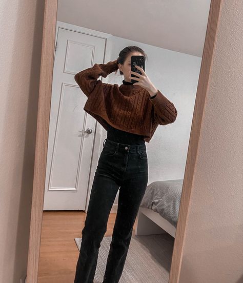 cropped sweater cable knit mock neck black pants women’s fashion outfit winter inspo aesthetic OOTD Cropped Black Sweater Outfit, Mockneck Sweater Outfit, Black Knit Sweater Outfit, Ootd Sweater Crop, Winter Inspo Aesthetic, Mock Neck Sweater Outfit, High Neck Sweater Outfit, Crop Sweater Outfit, Turtle Neck Sweater Outfit