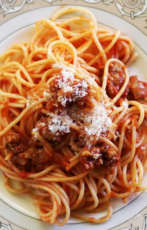 EASY Italian Sausage Spaghetti ~ Quick and easy spaghetti recipe with Italian sausage.  The tomato-based sauce gets its seasoning from the sweet and spicy sausages.  Our favorite way of serving spaghetti. ~ SimplyRecipes.com Italian Sausage Spaghetti, Spaghetti Recipes Easy, Sauce Spaghetti, Sausage Spaghetti, Italian Sausage Recipes, Easy Spaghetti, Diner Recept, Spaghetti Recipe, Sweet Italian Sausage