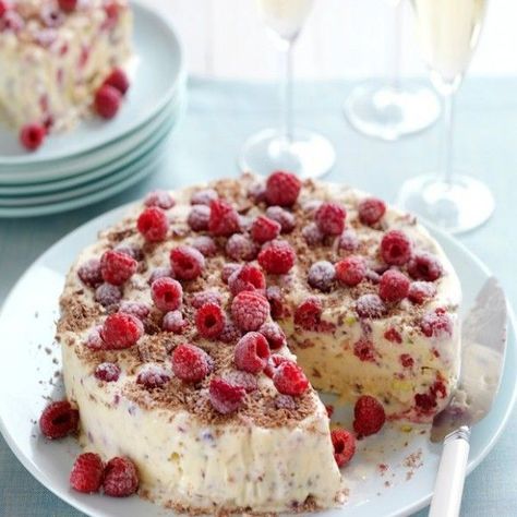 Raspberry, Meringue Chocolate Ice Cream Cake Recipe, Low Fat Ice Cream, Christmas Ice Cream Cake, Chocolate Ice Cream Cake, Raspberry Meringue, Christmas Ice Cream, Easy Ice Cream Cake, Raspberry Ice Cream, Ice Cream Cake Recipe