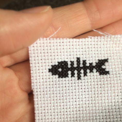 Bones Cross Stitch, Cross Stitch Easy Simple, Sweary Cross Stitch, Cross Stitch Fish Pattern, Cross Stitch Pattern Simple, Cute Small Cross Stitch, Cute Simple Cross Stitch, Fish Cross Stitch Patterns, Cross Stitch Patterns Simple