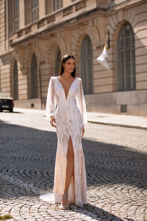 Dominique - Milla by Lorenzo Rossi | Paris - MillaNova Milla Nova Wedding Dresses, Fitted Wedding Gown, Vans Girl, Milla Nova, Sleeved Wedding, Celebrity Wedding Dresses, Gaun Fashion, Minimalist Wedding Dresses, Iconic Dresses