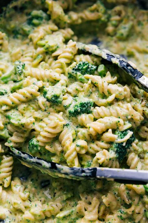 Broccoli Pasta (SO Easy!) - Chelsea's Messy Apron Frozen Broccoli Recipes, Broccoli Pasta Recipe, Chelsea's Messy Apron, Broccoli Pasta, Frozen Broccoli, Spinach Pasta, Vegetarian Pasta, Sauteed Vegetables, Broccoli Recipes