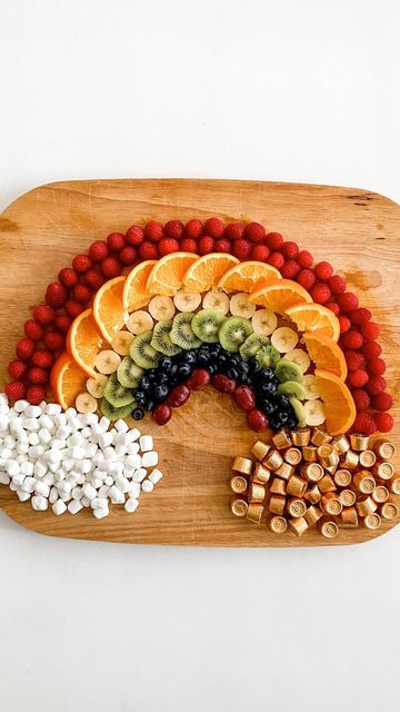 Home & Kind on Instagram: "Alright moms, you’re about to be the hero of St. Patrick’s Day when you throw together this easy ‘gold at the end of the rainbow’ fruit platter. All it takes is a little ROYGBIV 🍓🍊🍌🥝🫐🍇. You’ve got 17 days to make it happen! 🌈" Healthy Birthday Snacks, Rainbow Fruit Platters, Easy Unicorn Cake, Kids Veggies, Healthy Birthday, Wild Birthday Party, Indian Appetizers, Snack Platter, Fruits For Kids