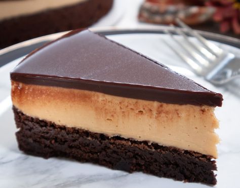 Chocolate Peanut Butter Mousse Cake - Pastries Like a Pro Peanut Butter Mousse Cake, Peanut Butter Mouse, Peanut Butter Mousse Pie, Chocolate Peanut Butter Mousse, Peanut Butter Fudge Cake, Easy Cakes To Make, Peanut Butter Mousse, Chocolate Peanut Butter Cake, Chocolate Covered Peanuts