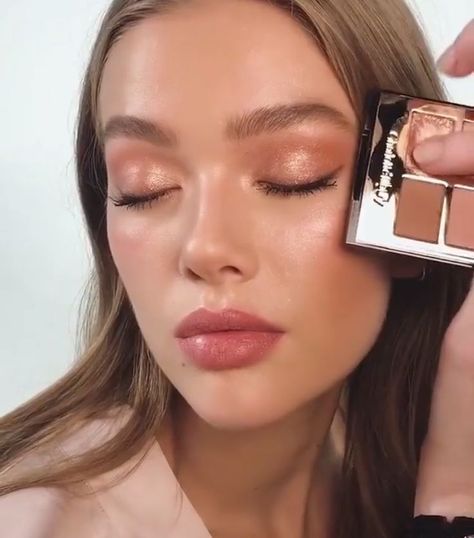 Champagne glow - summer makeup Makeup Bibir, Peach Eye Makeup, Peach Eye, Natural Pink Lips, Summer Eyeshadow, Halloween Make-up Looks, Wedding Hairstyles And Makeup, Dag Make Up, Everyday Eye Makeup