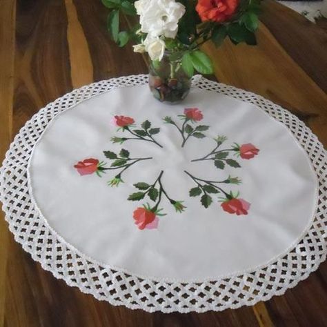 Rose Table Cloth Table Cloth Embroidery Design, Rose Table Cloth, Table Cloth Embroidery, Fancy Bed, Trapunto Quilt, Embroidery Roses, Roses Embroidery, Clothes Embroidery, Kurti Embroidery