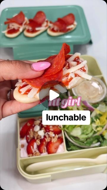 MaKayla Kim Thomas on Instagram: "Just an easy lunch idea for the week—perfect when u dont feel like cooking 🤪 great for work, the beach/pool, or if you’re just in a snacky girl dinner mood ✨ my kids love these too!!  Concept is from my gryo bite recipe in Good Food Mood cookbook 🩷   If you’re tired of guessing, ordering out, or eating the same bland meals on repeat—check out my digital cookbooks + fitness plans 👉🏽 makaylathomas . com   #mealprep #healthymeals #mealideas #highprotein #lunchideas #dinnerideas #easymeals #lunchable #adultlunchable" Summer Pool Lunch Ideas, Clean Eating Kids Lunch, Summer Meal Prep Lunches, Makayla Food Fitness, Pool Lunch Ideas, Packing Kids Lunch, Summer Lunch Ideas For Work, Easy Beach Meals, Beach Lunch Ideas