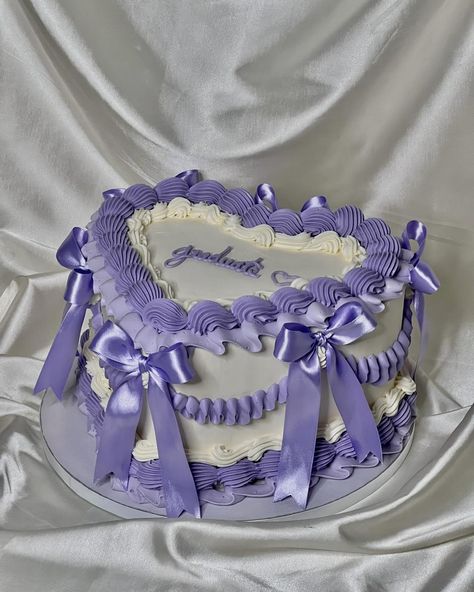 I’m obsessed with this one!!! . . . . . . . . #cake #cakecakecake #graduation #unccharlotte #clt #cltfood #cltbaker #buttercreamcake #cltinfluencer #explorepage✨ #explore #cltcakes #cakedesign #birthdaycake #purplecake Purple Icing Cake, Purple Vintage Cake, Purple Heart Cake, Cake With Bows, Vintage Style Cake, Graduation Cake Designs, Heart Birthday Cake, Bolo Vintage, Minimalist Cake