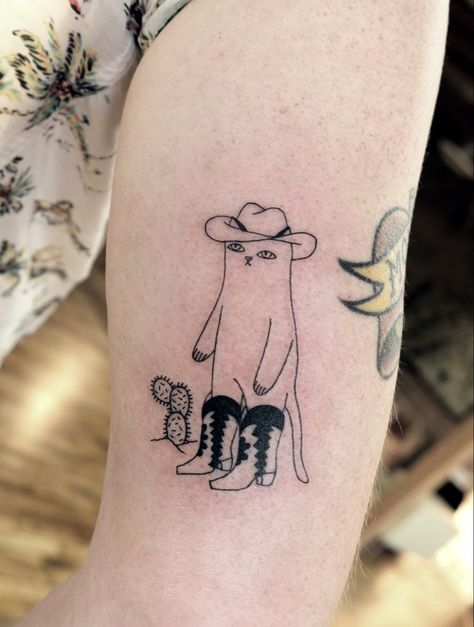 Funny Cowboy Tattoo, Cat In Cowboy Hat Tattoo, Cowboy Cat Tattoo, Tattoos Inspos, Cowboy Hat Tattoo, Funny Tattoo, Cowboy Tattoos, Western Tattoos, Hand Poke