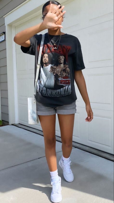 Jean Shorts And Oversized Shirt, Cyprus Outfits, Summer Fits Streetwear, Oversize Outfit, Neon Shorts, College Fits, Europe Outfits, Outfit Mujer, Chill Outfits