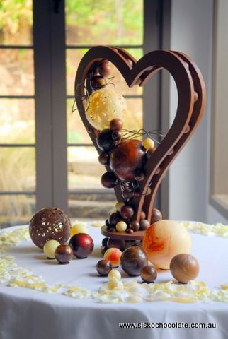 heart chocolate sculpture Chocolate Sculptures Ideas, Chocolate Sculptures Art, Chocolate Centerpieces, Chocolate Sculpture, Chocolate Showpiece, Heart Sculpture, Chocolate Sculptures, Chocolate Work, Food Sculpture