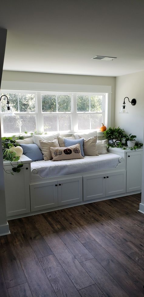 Window Bed Nook Aesthetic, Daybed Built In, Day Bed Reading Nook, Bed Nook Built In, Bed Nook Ideas, Bed Reading Nook, Small Library Room, Bed Against Wall, Bay Window Benches