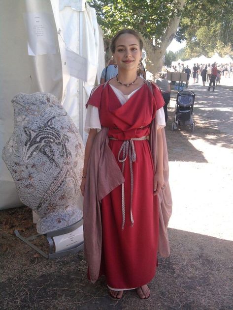 Romani Clothing, Ancient Roman Clothing, Roman Clothing, Roman Women, Roman Clothes, Imperial Rome, Greek Dress, Roman Costume, Crazy Fashion