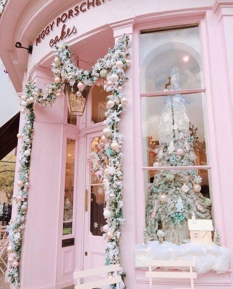 Pink bakery Peggy Porschen Cakes, Chic Christmas Decor, Christmas Aesthetic Wallpaper, Pink Xmas, Pink Christmas Decorations, Shabby Chic Christmas, Wallpaper Laptop, Have Inspiration, Pink Christmas Tree