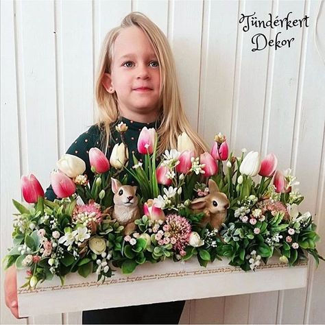 Easter Flower Arrangements, Easter Arrangement, Easter Spring Wreath, Easter Craft Decorations, Spring Centerpiece, Easter Tablescapes, Spring Easter Crafts, Flower Arrangements Simple, Easter Floral